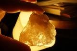 Фото кристалла соли Мертвого моря. Минеральная кристаллическая каменная и самосадочная соль - сырье для производства технической соли и пищевой поваренной соли