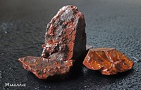Природный камень ЯШМА СУРГУЧНАЯ КРАСНАЯ. Фото природного камня яшмы натурального насыщенного сургучно-красного цвета (яшмовая крошка)