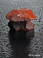 Природный камень ЯШМА КРАСНАЯ СУРГУЧНАЯ. Фото натурального камня яшмы естественного природного сургучно-красного цвета